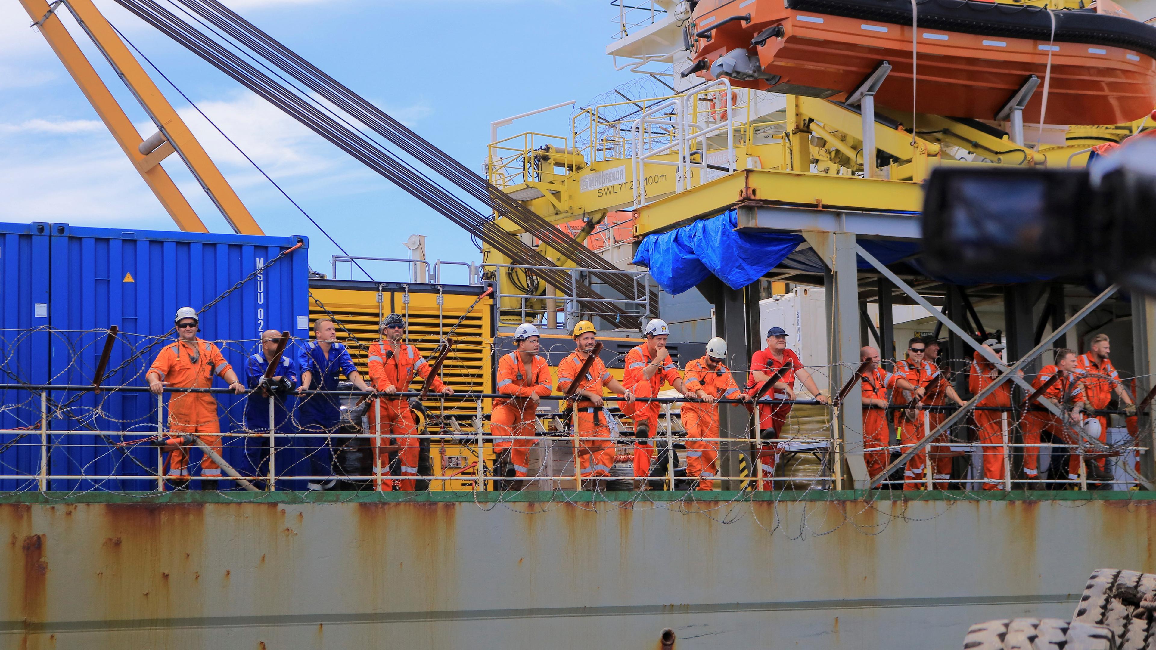 Mitarbeiter eines Schiffes beim Bergen von Öl aus dem schrottreifen Tanker "Safer" vor der Küste von Ras Issa, Jemen