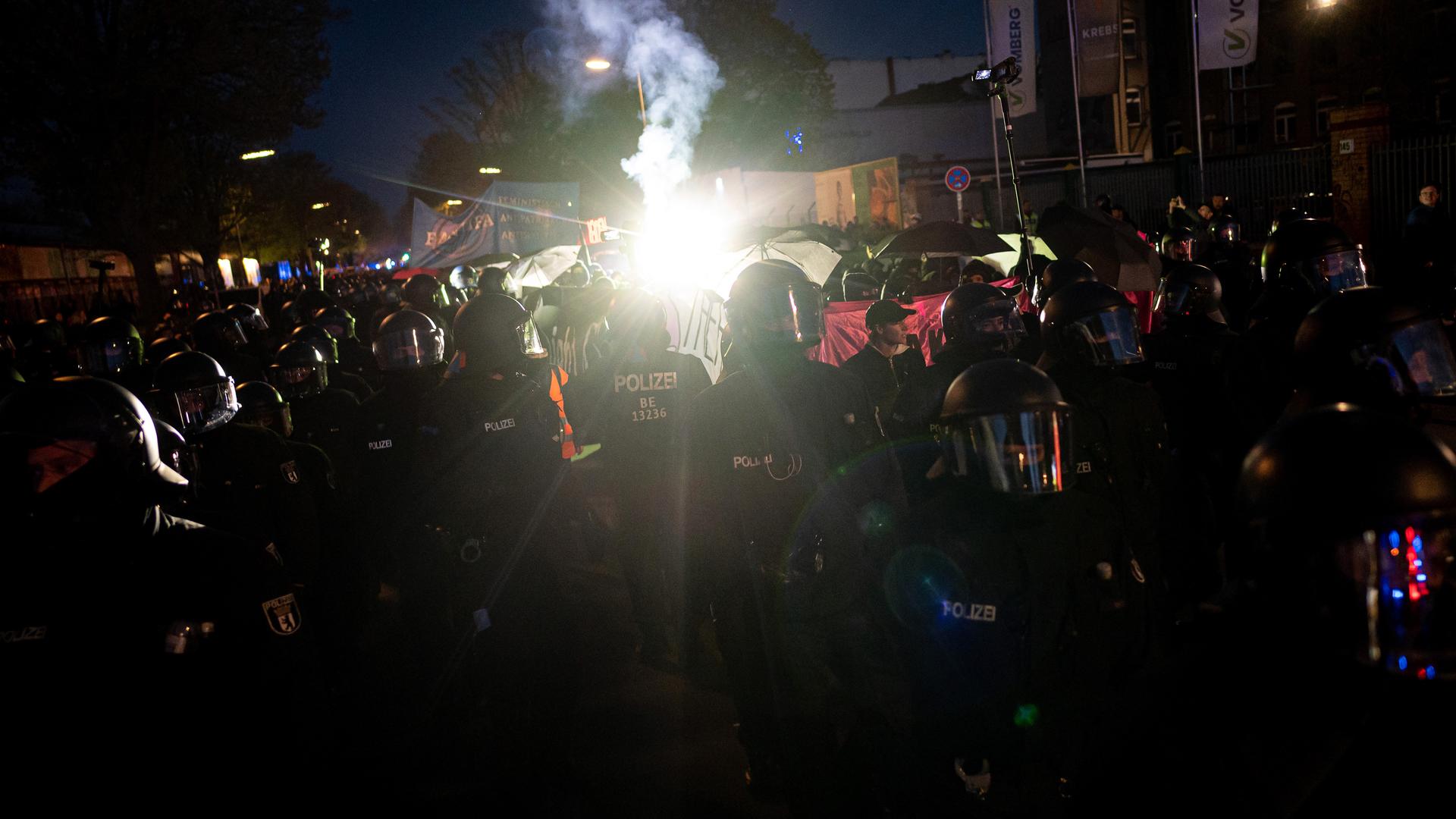 Einsatzkräfte der Polizei begleiten die Demonstration.