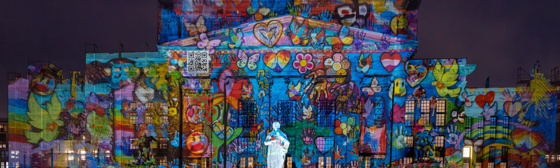 Gebäude in Berlin erleuchtet bunt.