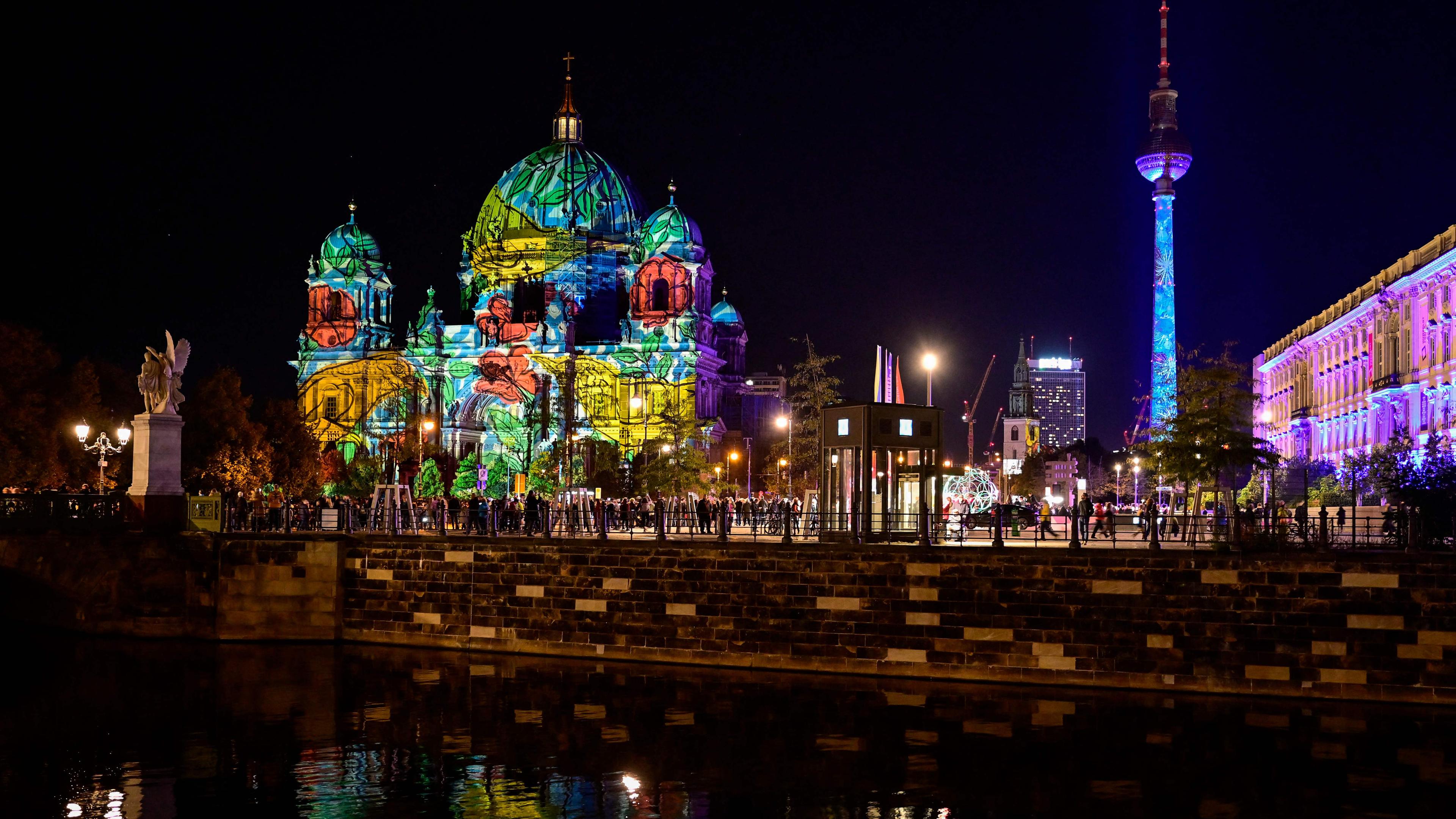Der Dom und der Fernsehturm werden bunt angeleuchtet.