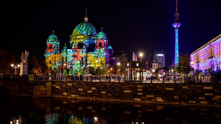 Der Dom und der Fernsehturm werden bunt angeleuchtet.