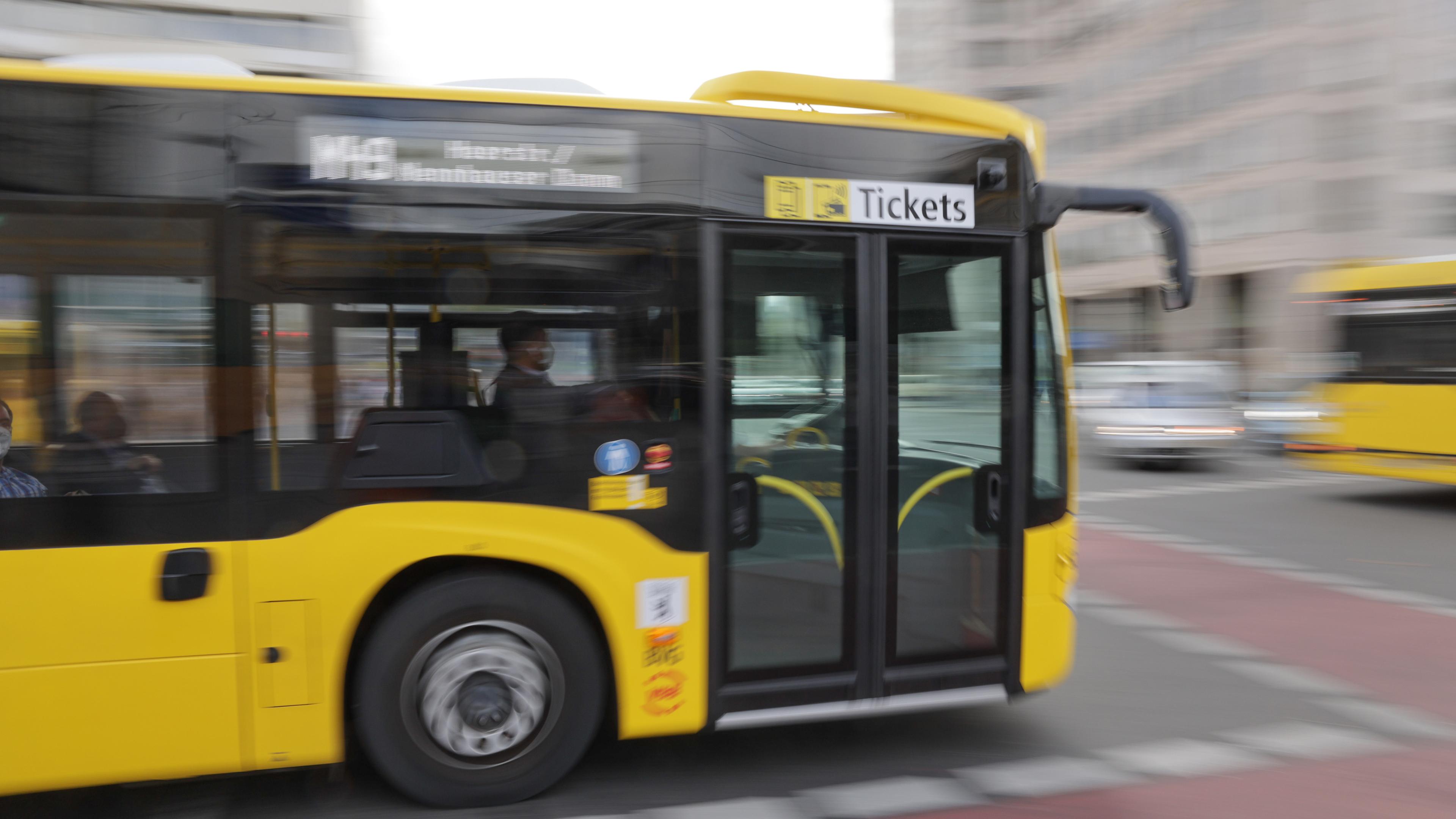 Berlin: Ein BVG-Bus fährt am Zoologischen Garten vorbei.
