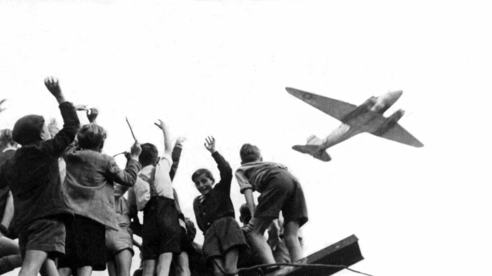 Jungen in Westberlin begrüßen ein US-amerikanisches Flugzeug