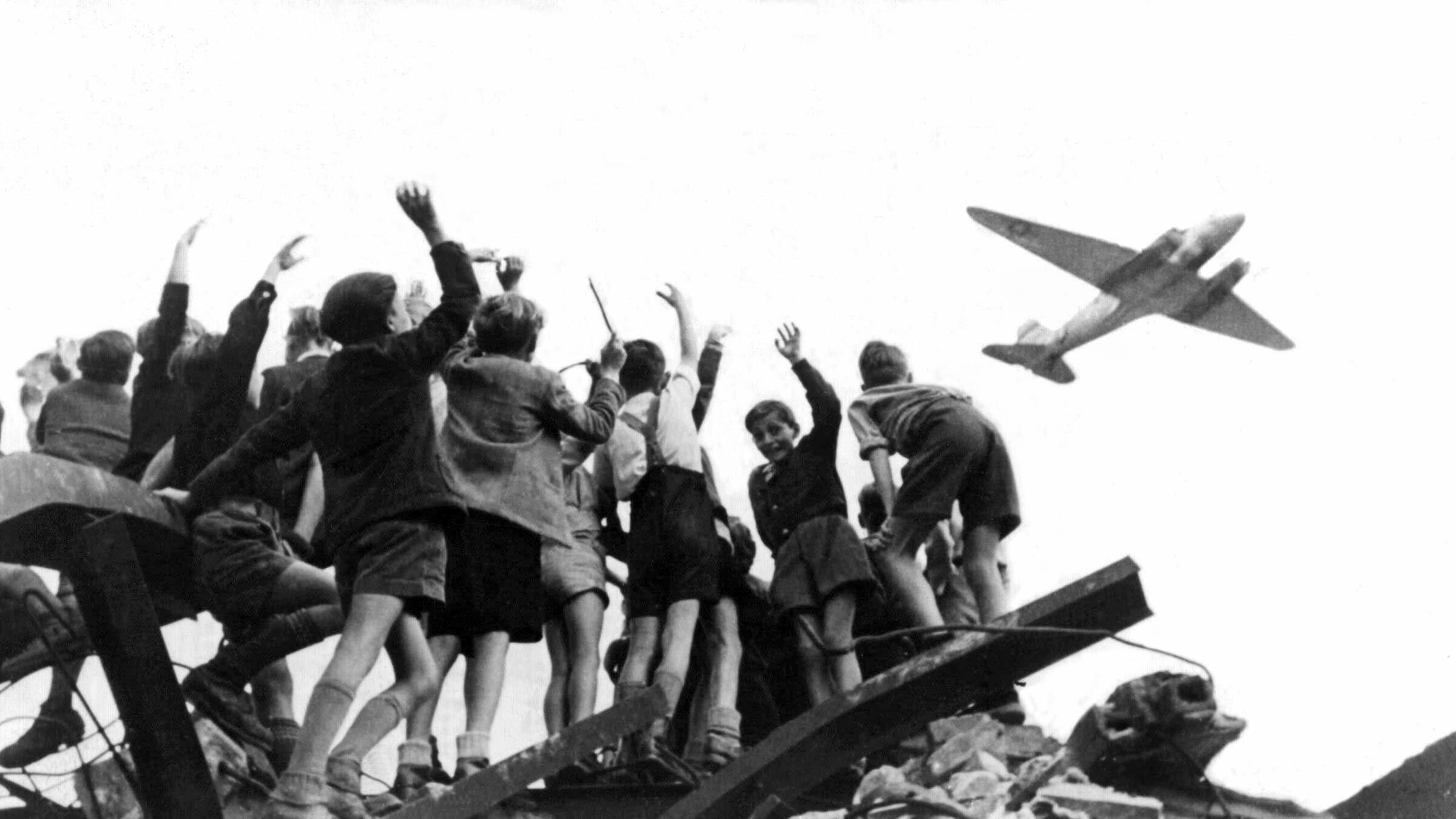 Jungen in Westberlin begrüßen ein US-amerikanisches Flugzeug