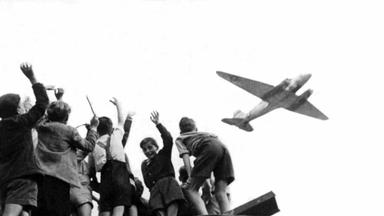 Jungen in Westberlin begrüßen ein US-amerikanisches Flugzeug