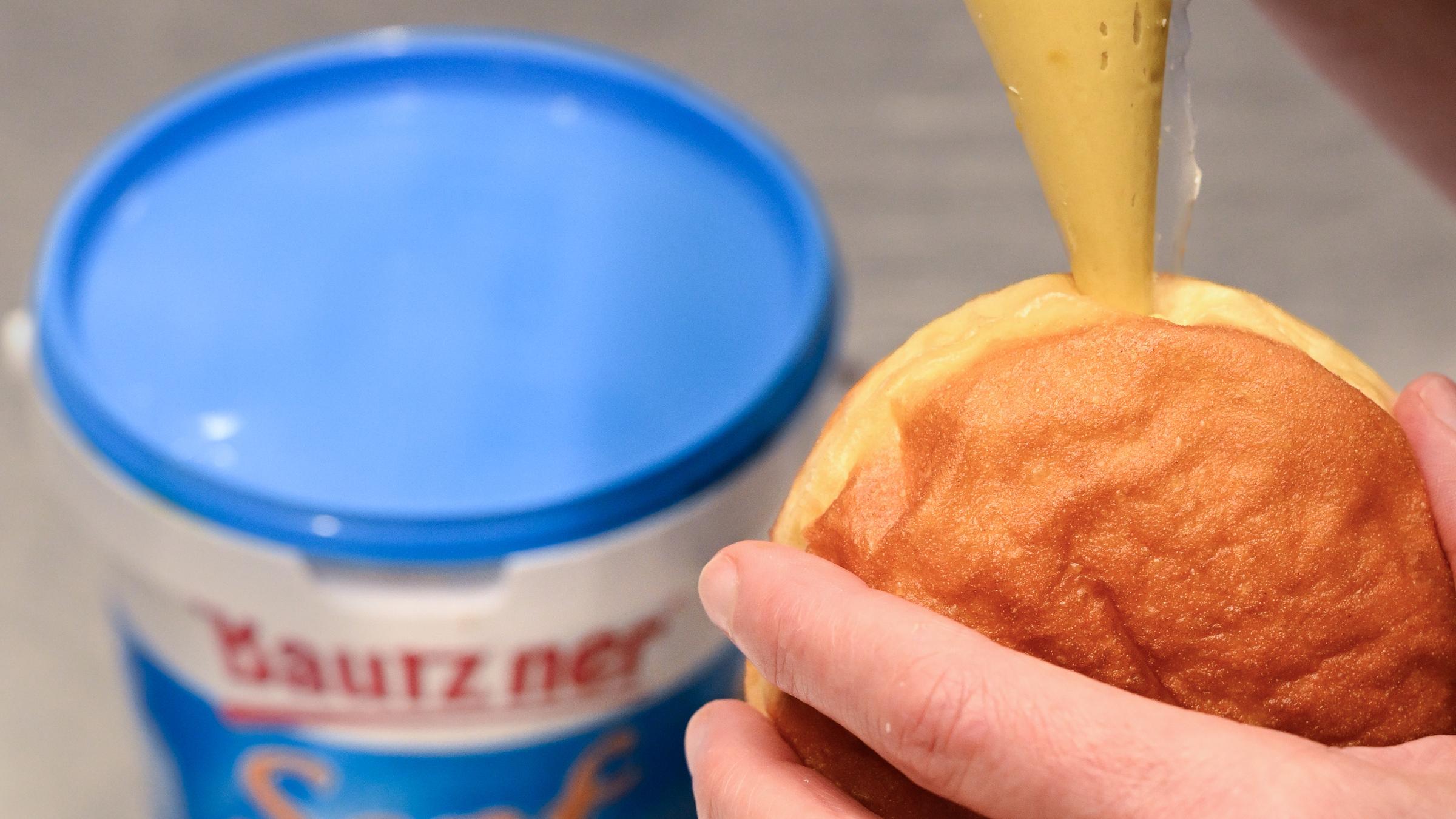 Kreppel mit Senf gefüllt 