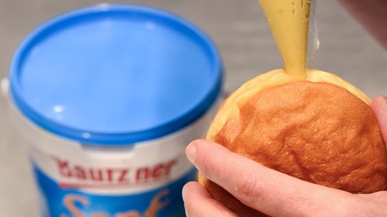 Kreppel mit Senf gefüllt 