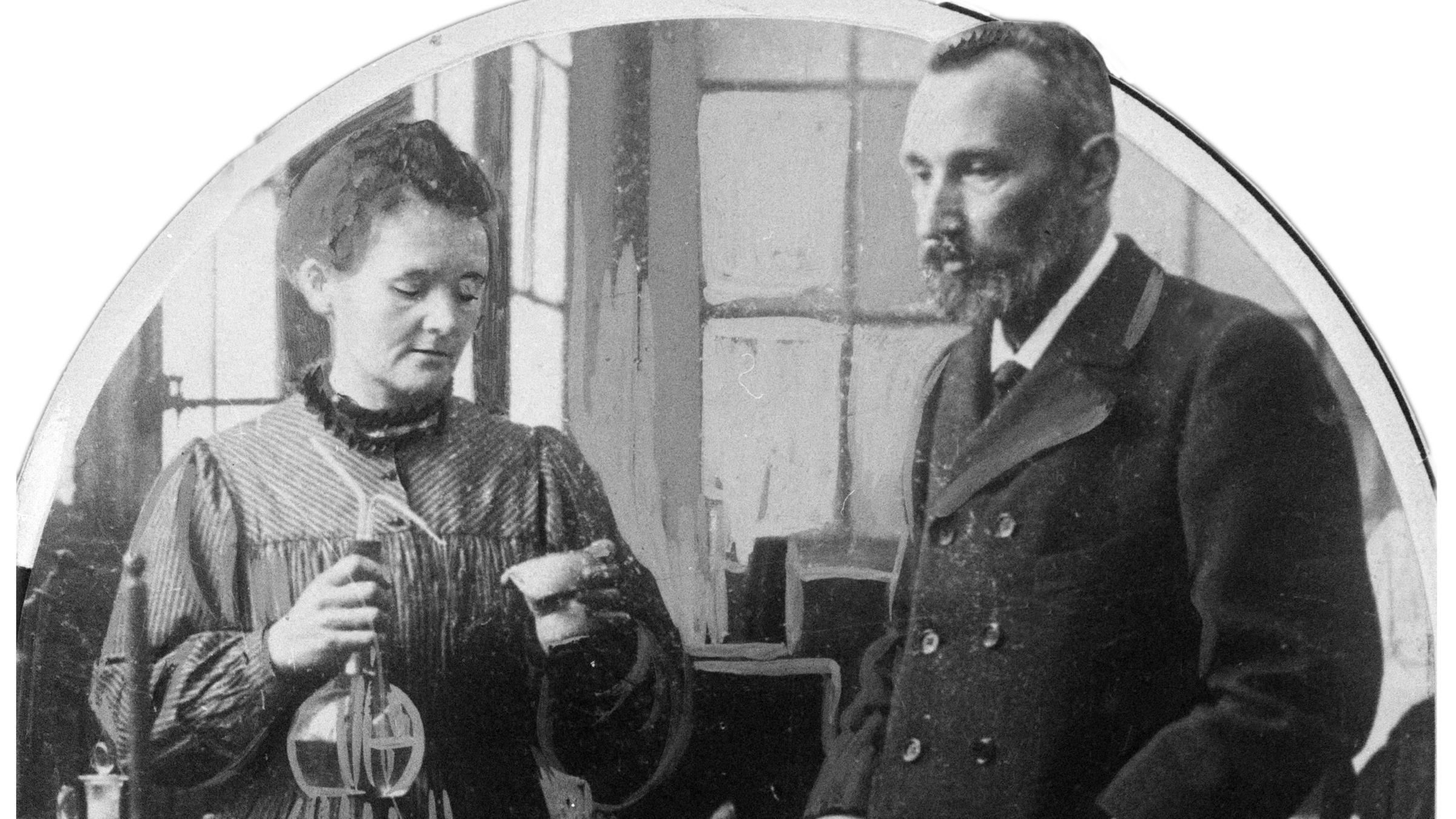 Portraätaufnahme von Marie Curie und ihrem Ehemann Pierre Curie.