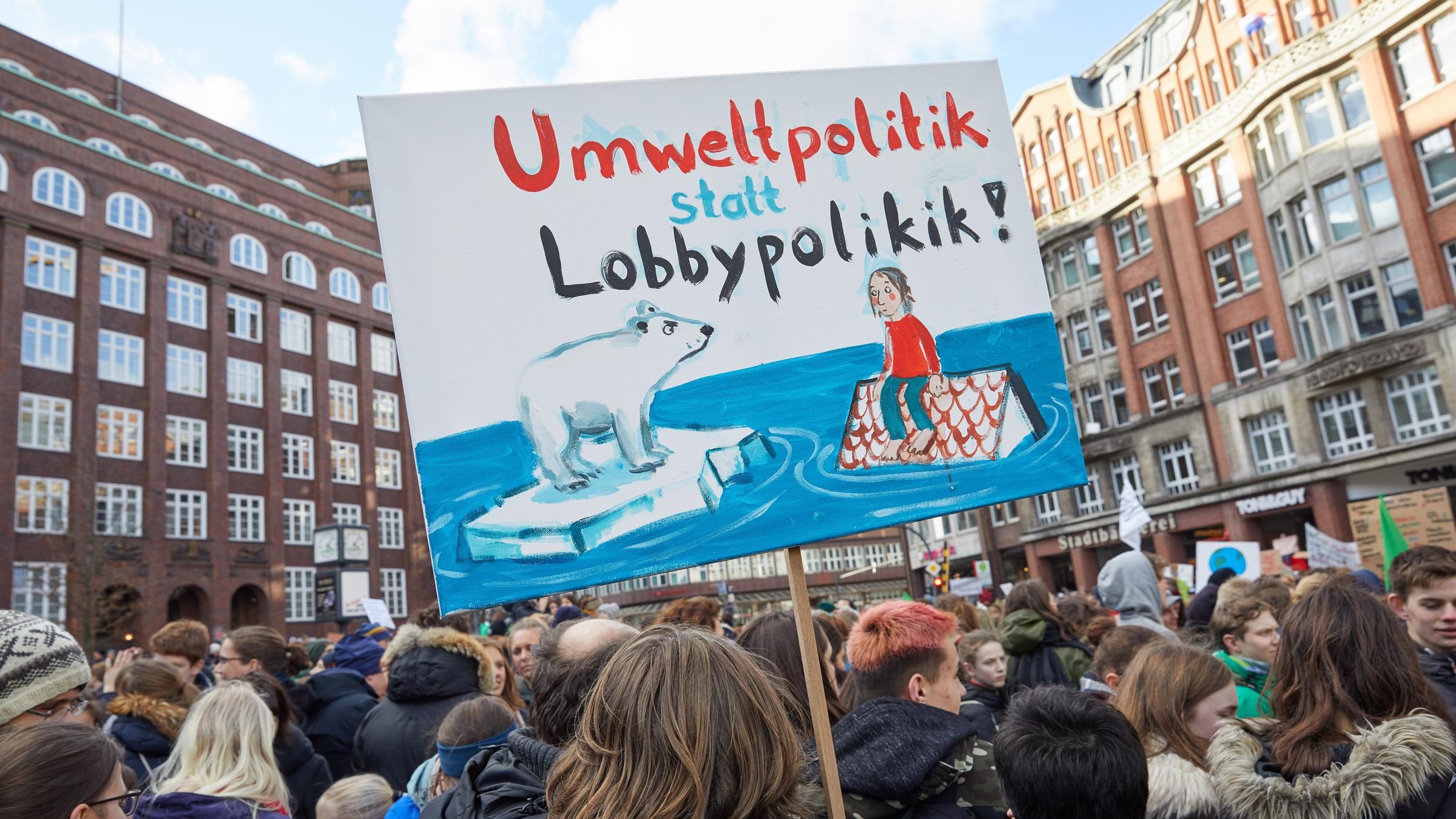 Ein Plakat mit der Aufschrift: "Umweltpolitik statt Lobbypolitik" während der Fridays for Future-Klimademonstrationen