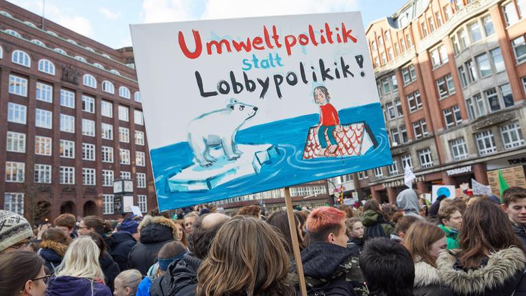 Ein Plakat mit der Aufschrift: "Umweltpolitik statt Lobbypolitik" während der Fridays for Future-Klimademonstrationen