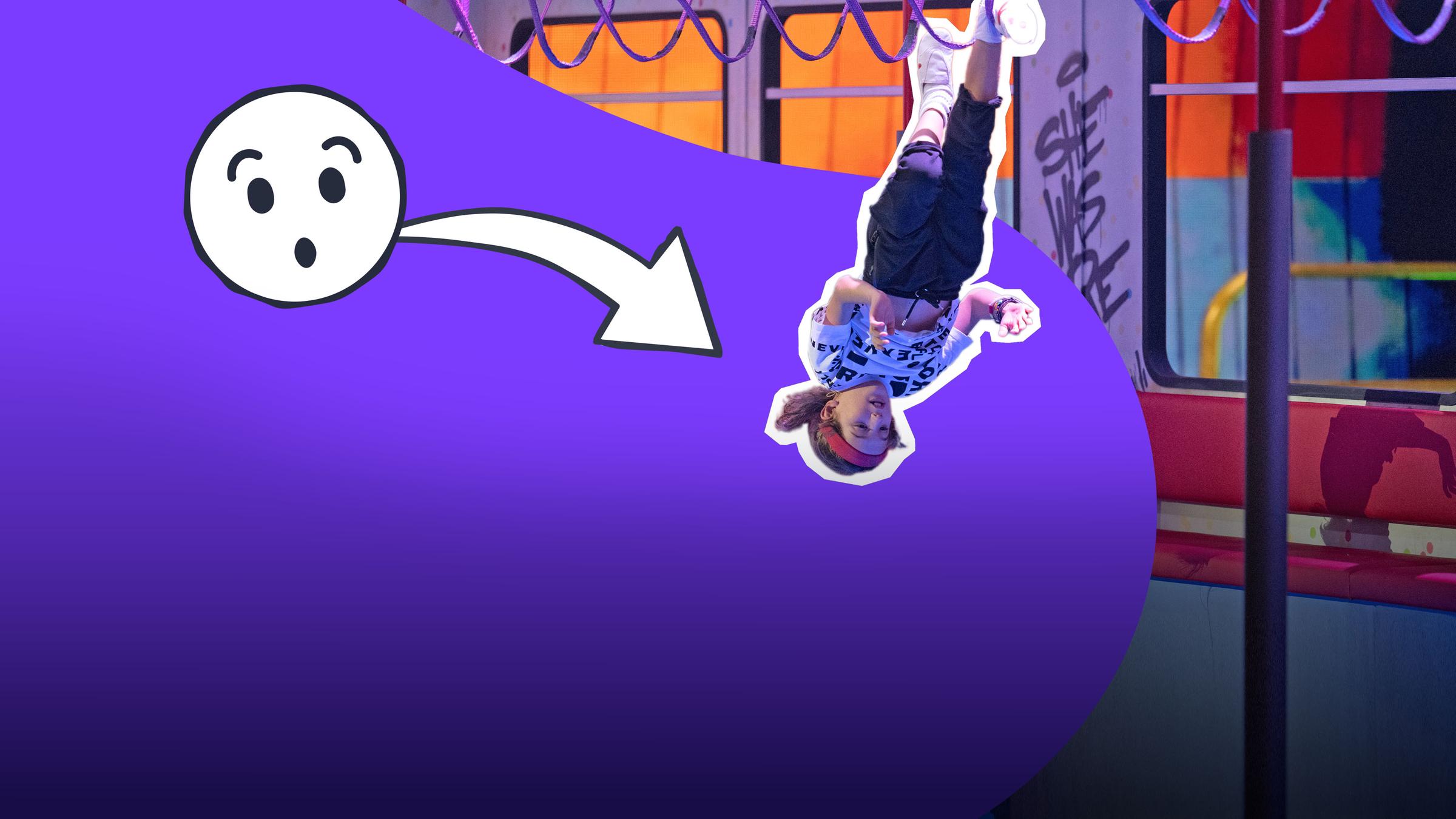 Ein Junge hängt kopfüber mit den Füßen in den Halteschlaufen in einem U-Bahn-Waggon. 