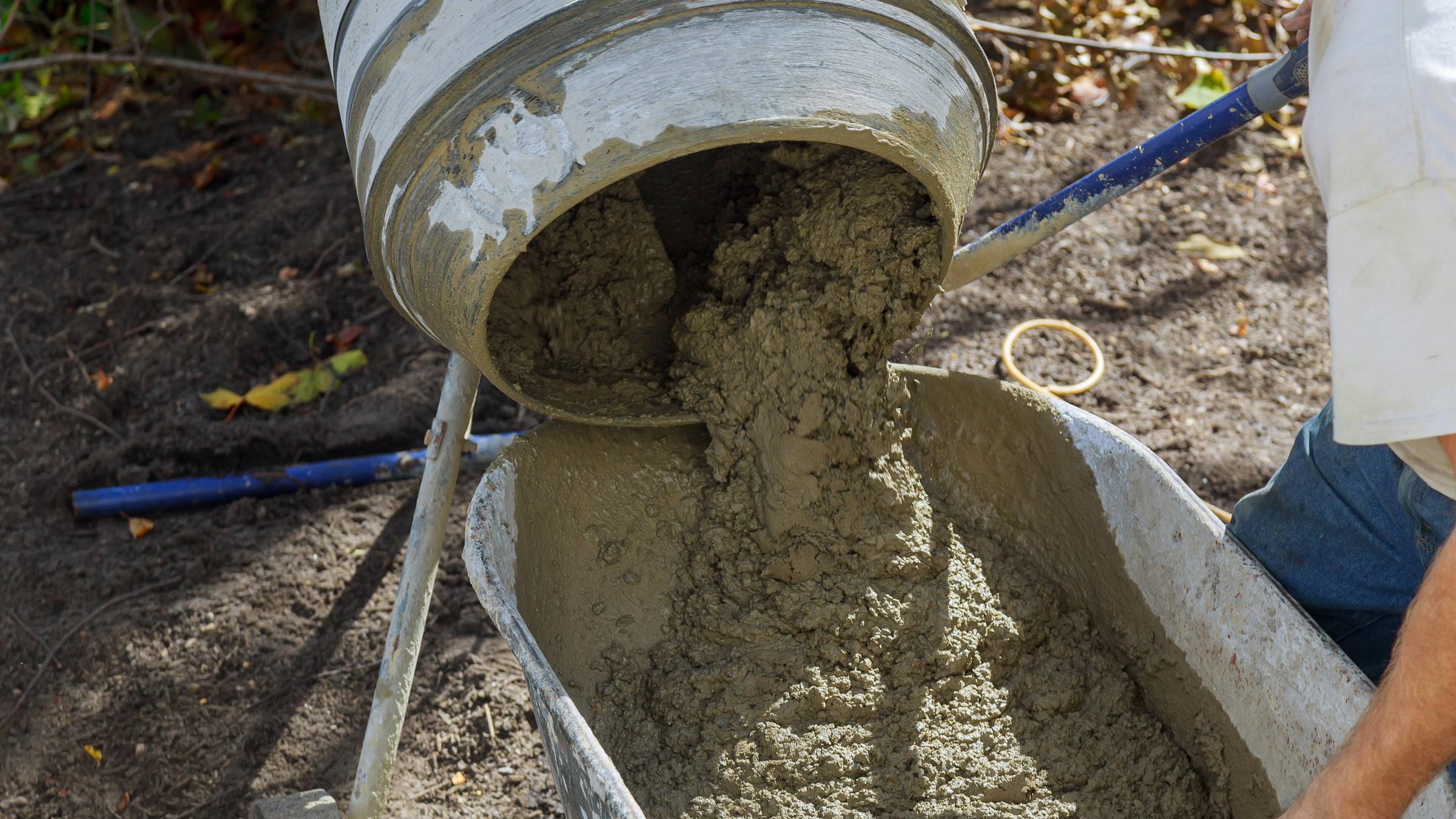 Ein Beton-Mischer mit Beton 