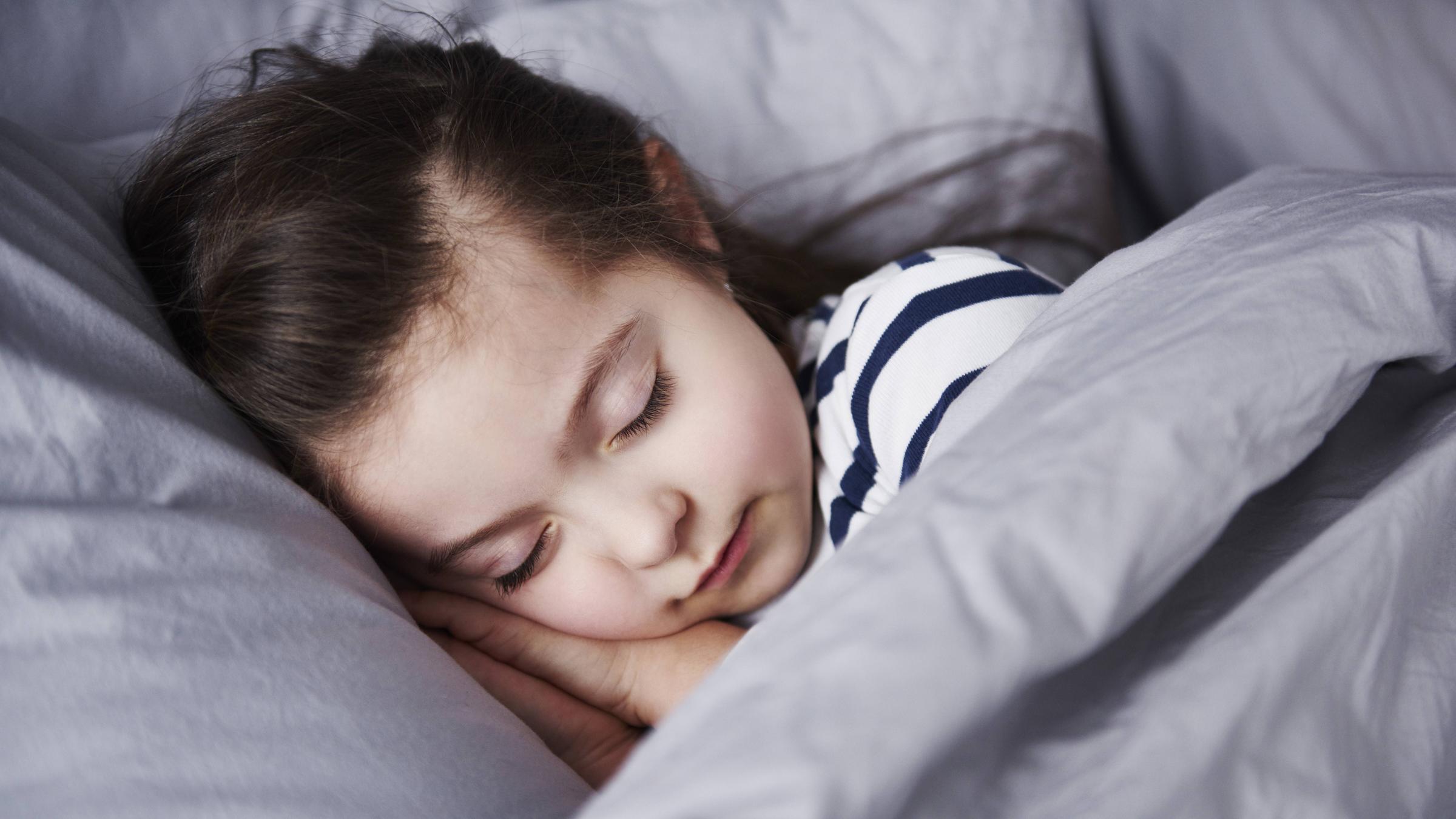 Mädchen schläft im Bett