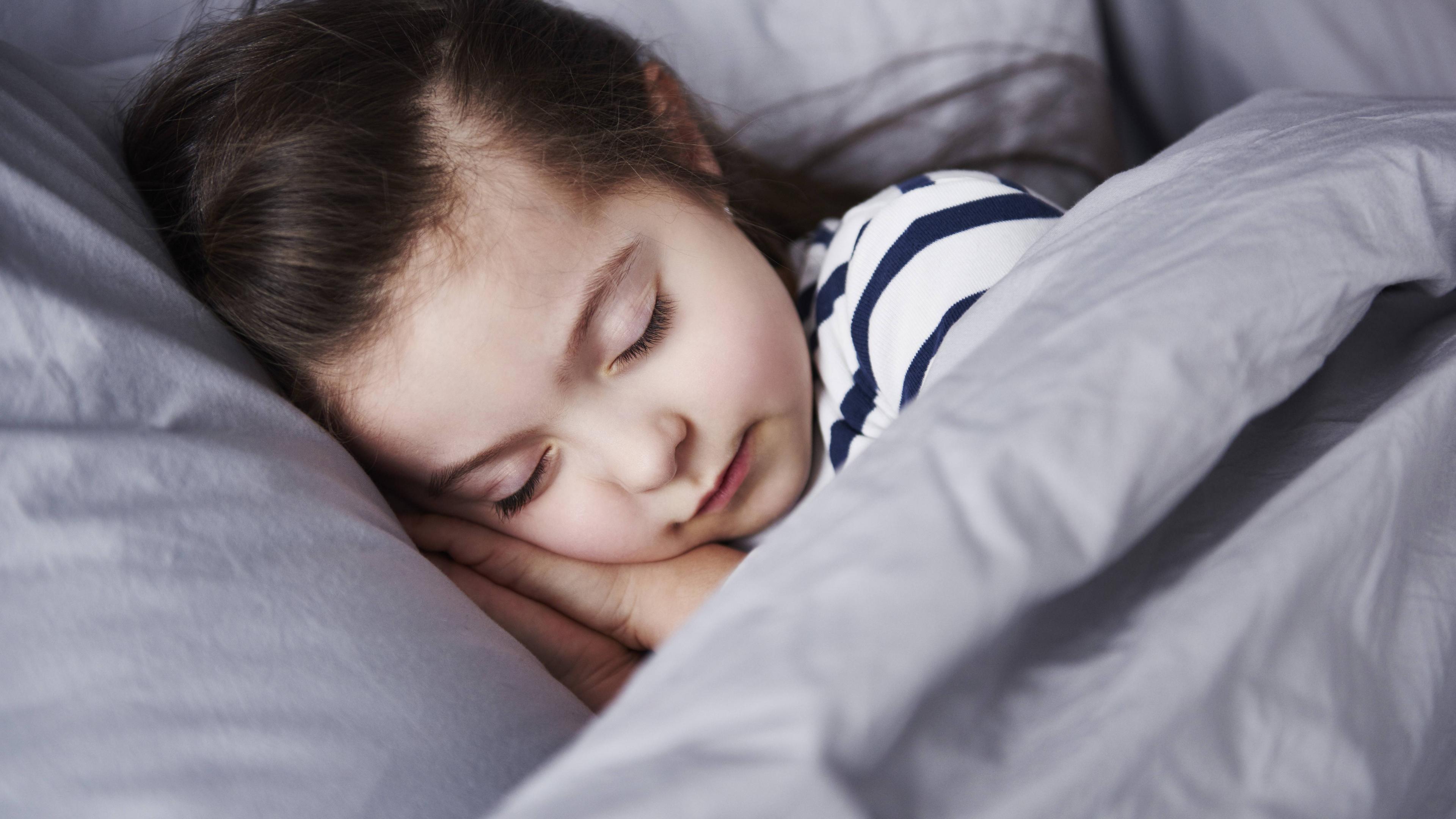 Mädchen schläft im Bett