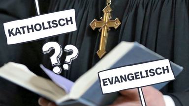 Ein Pfarrer mit Kreuzkette und schwarzem Gewand hält eine aufgeschlagene Bibel in seinen Händen. Auf dem Foto steht: Katholisch Evangelisch und zwei Fragezeichen.