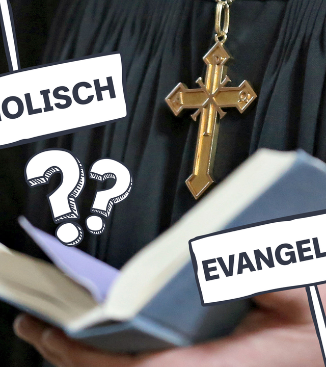 Ein Pfarrer mit Kreuzkette und schwarzem Gewand hält eine aufgeschlagene Bibel in seinen Händen. Auf dem Foto steht: Katholisch Evangelisch und zwei Fragezeichen.