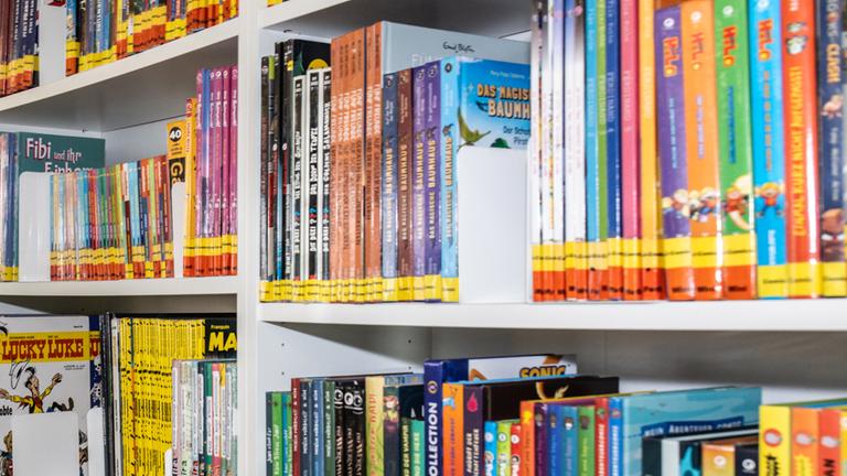 Regalreihe in einer Bilbliothek mit Kinderbüchern