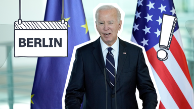 Biden steht vor einer EU- und einer USA-Flagge, daneben steht Berlin auf einem Schild mit einem Ausrufezeichen