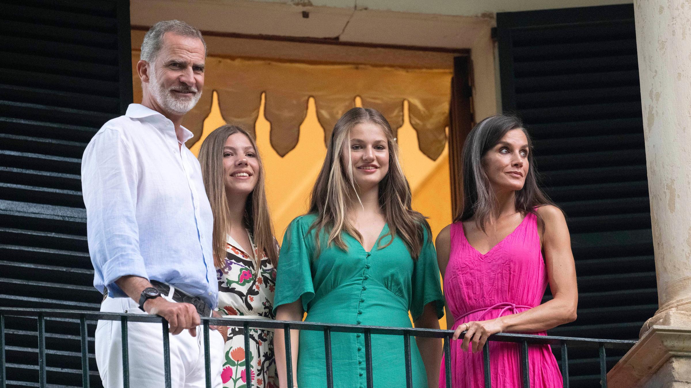 Die Spanische Königsfamilie steht auf einem Balkon.