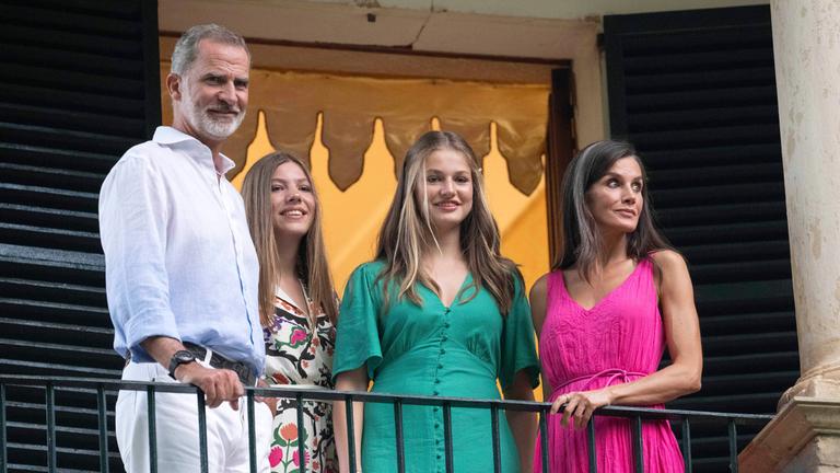 Die Spanische Königsfamilie steht auf einem Balkon.