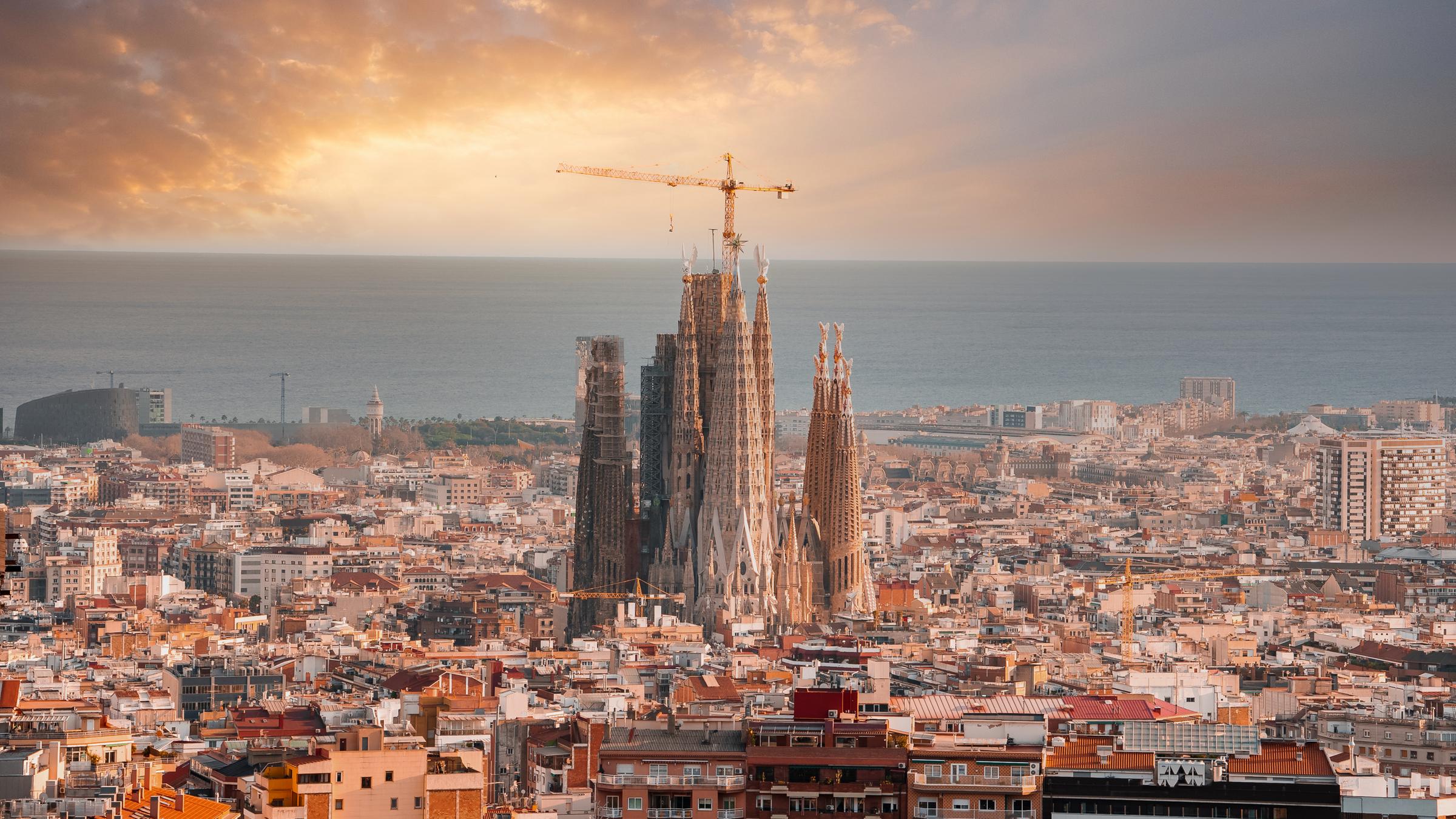 Die Sagrada Familia in Barcelona. Eine Kirche mit verspielten Ornamenten in hellem Stein.