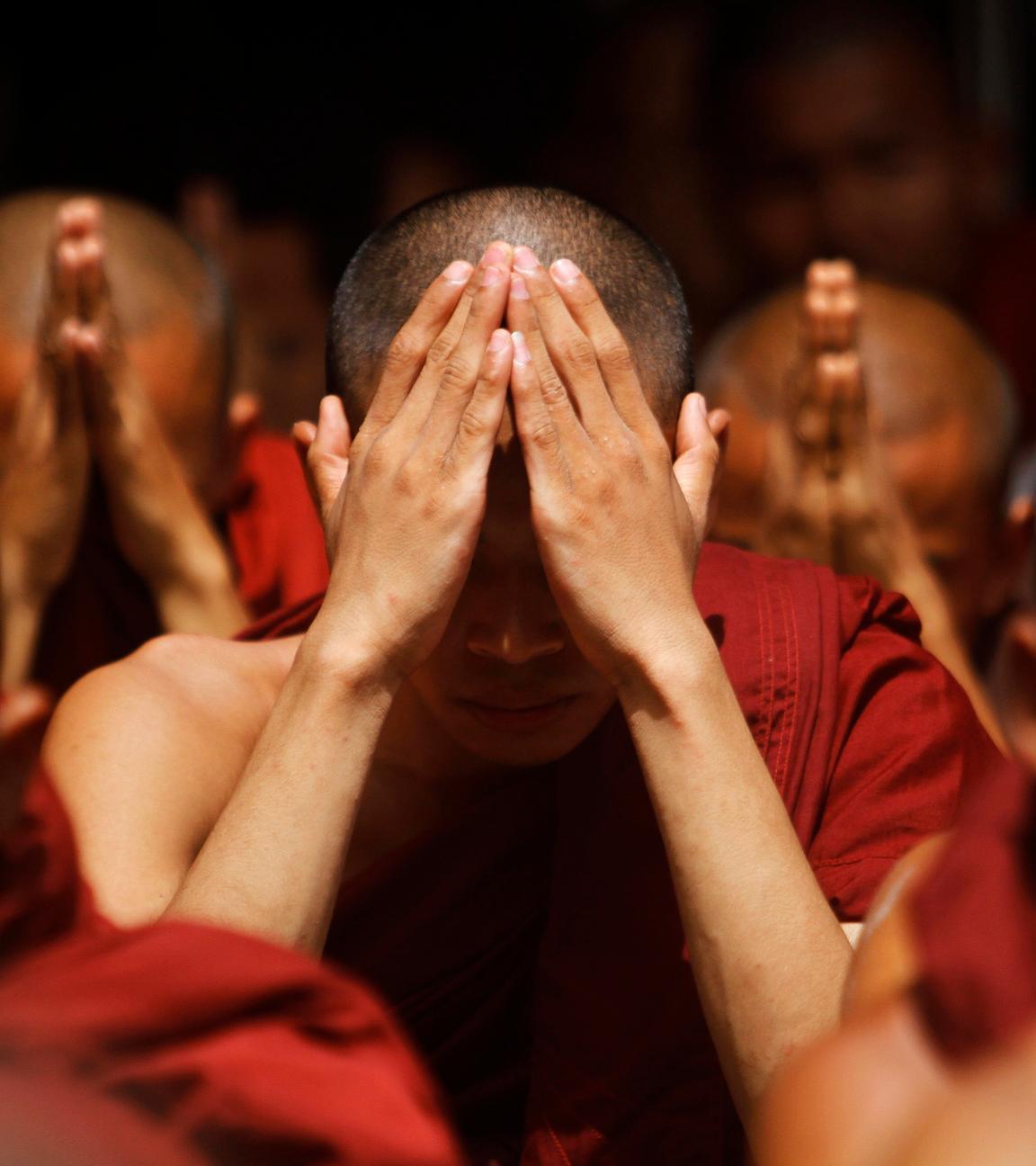 Buddhistische Mönche beten