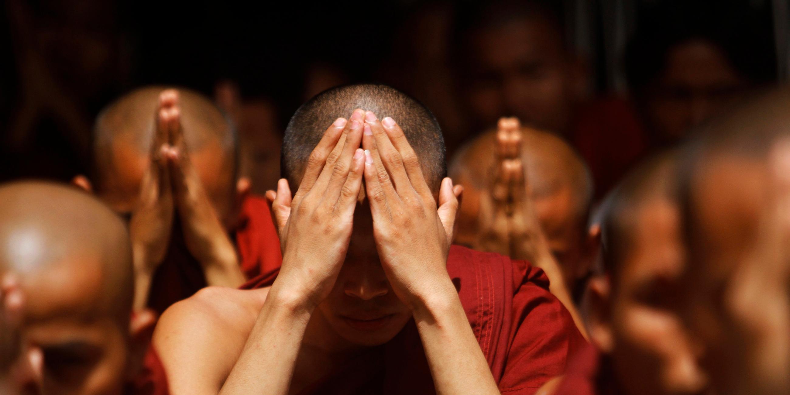 Buddhistische Mönche beten