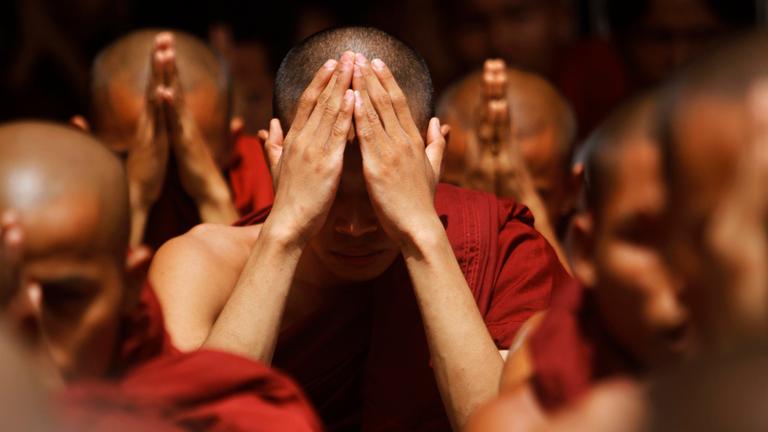 Buddhistische Mönche beten