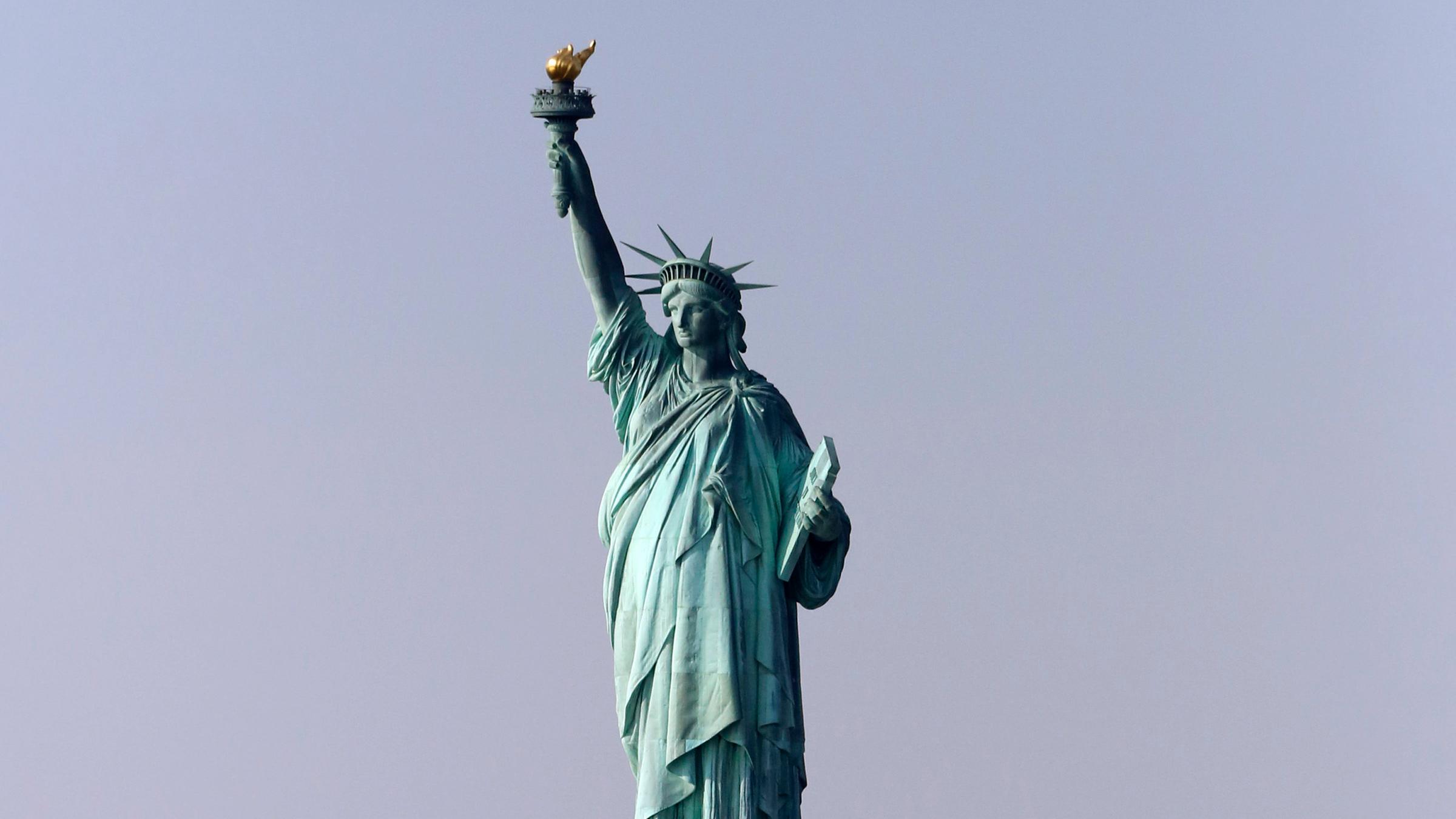 Die Freheitsstaue vor blauem Himmel