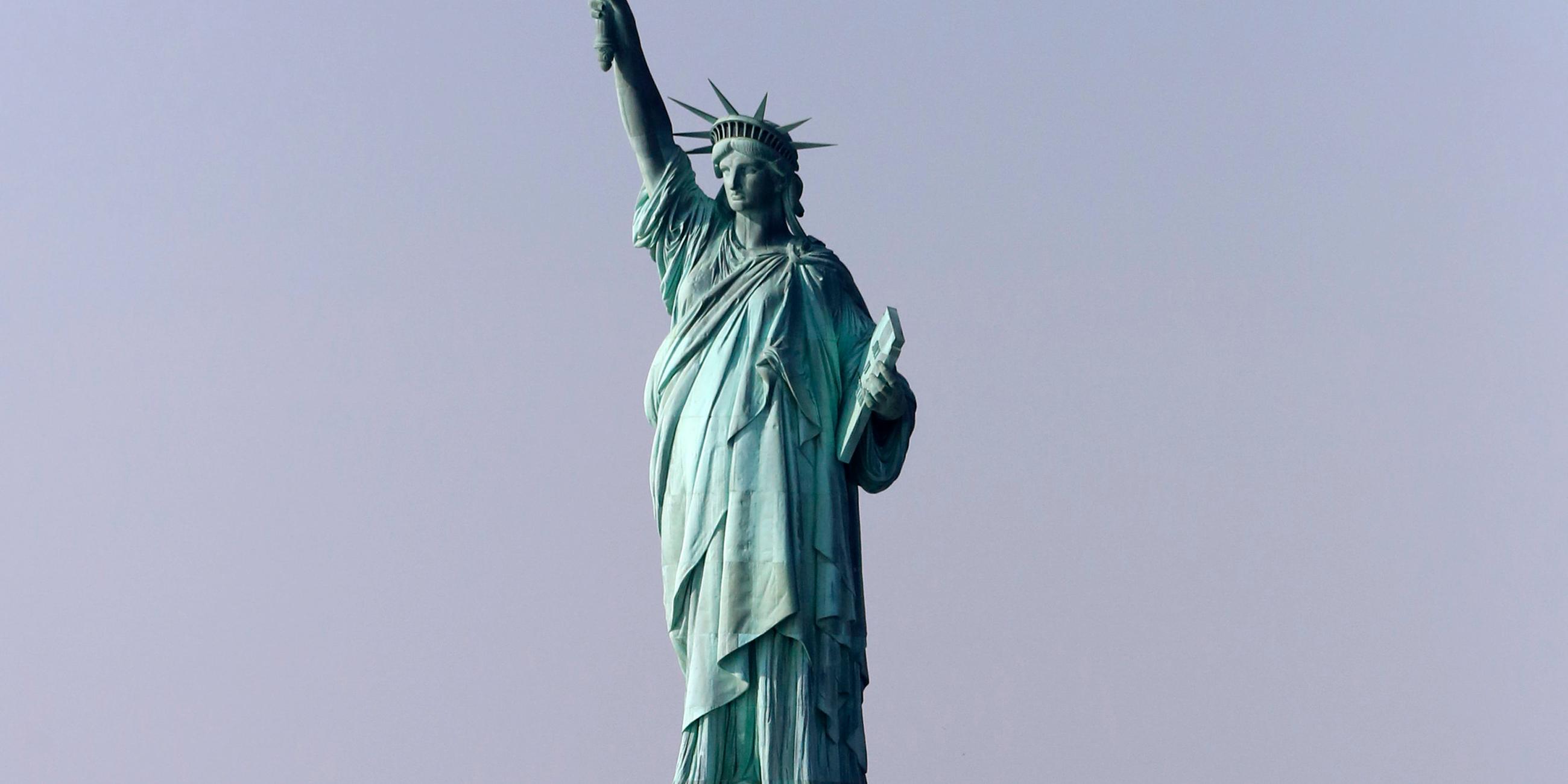 Die Freheitsstaue vor blauem Himmel