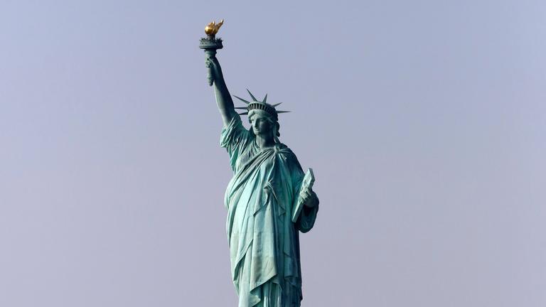 Die Freheitsstaue vor blauem Himmel