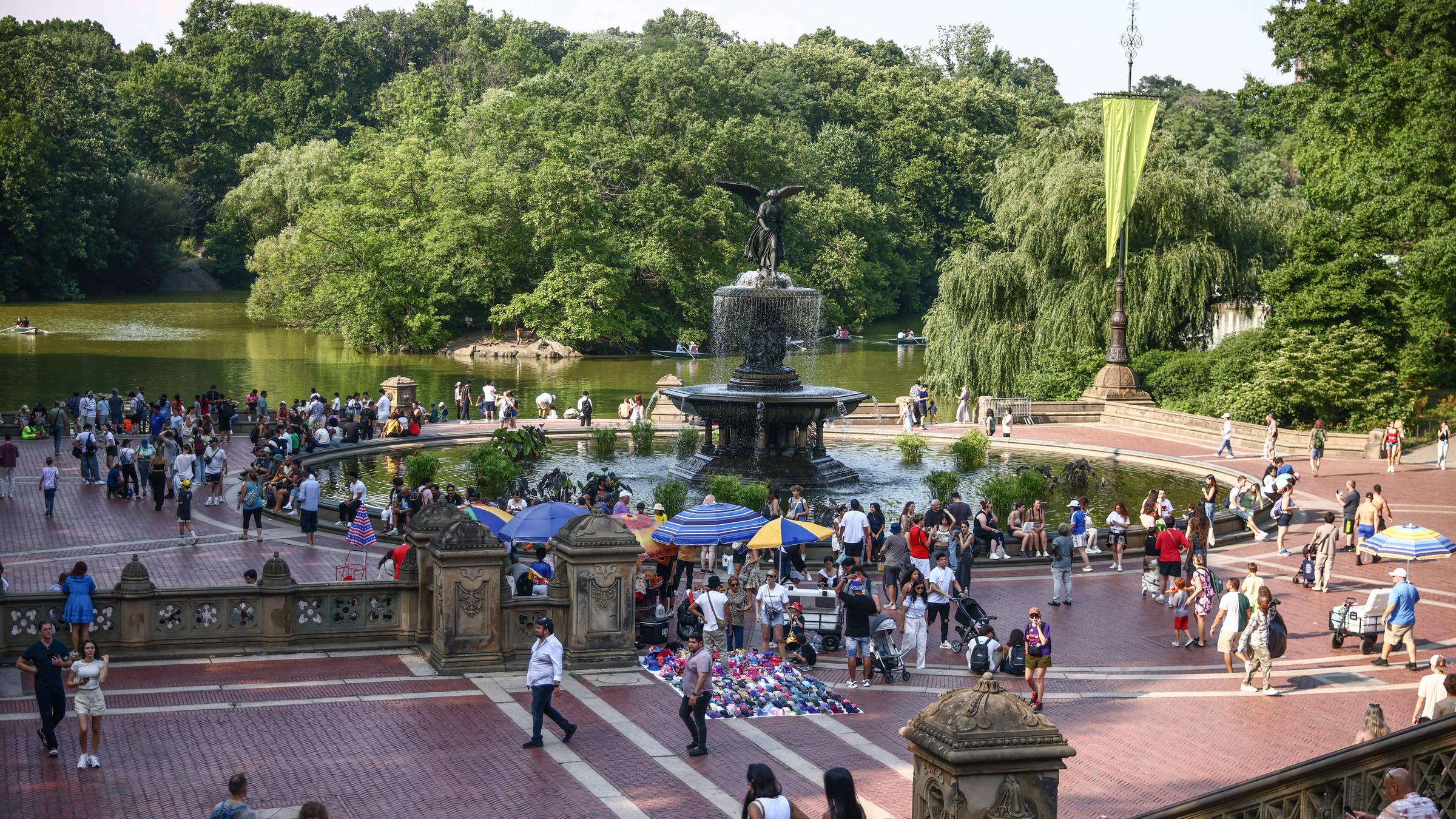 Ein Platz mit vielen Menschen im Central Park.