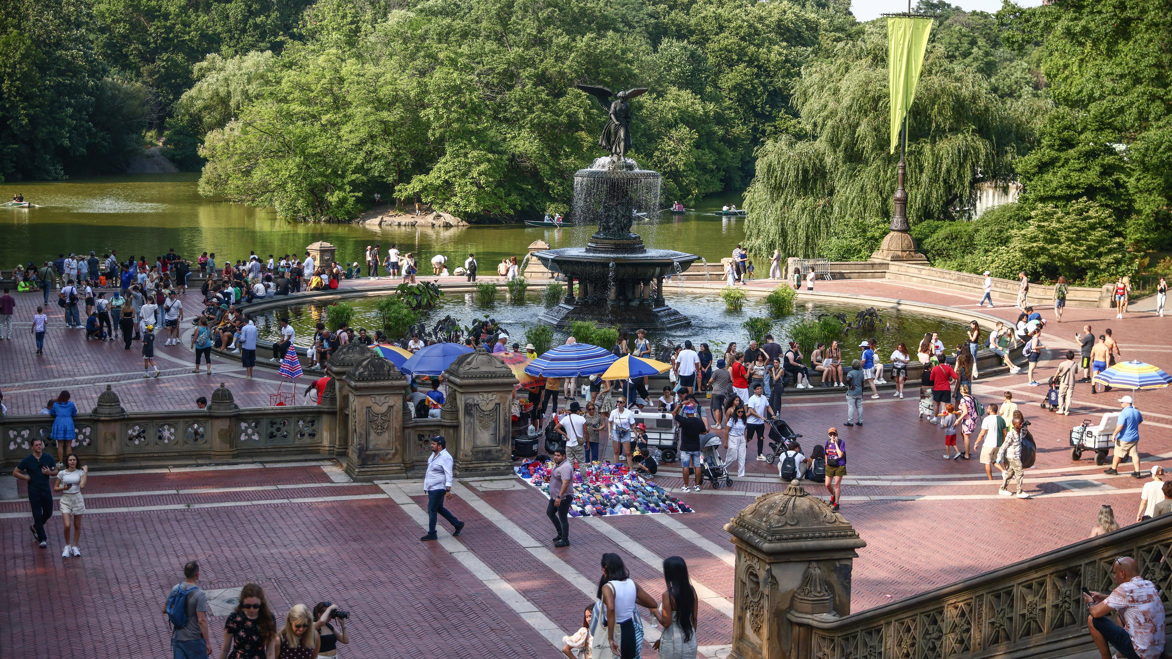 Ein Platz mit vielen Menschen im Central Park.
