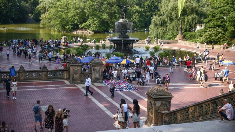 Ein Platz mit vielen Menschen im Central Park.