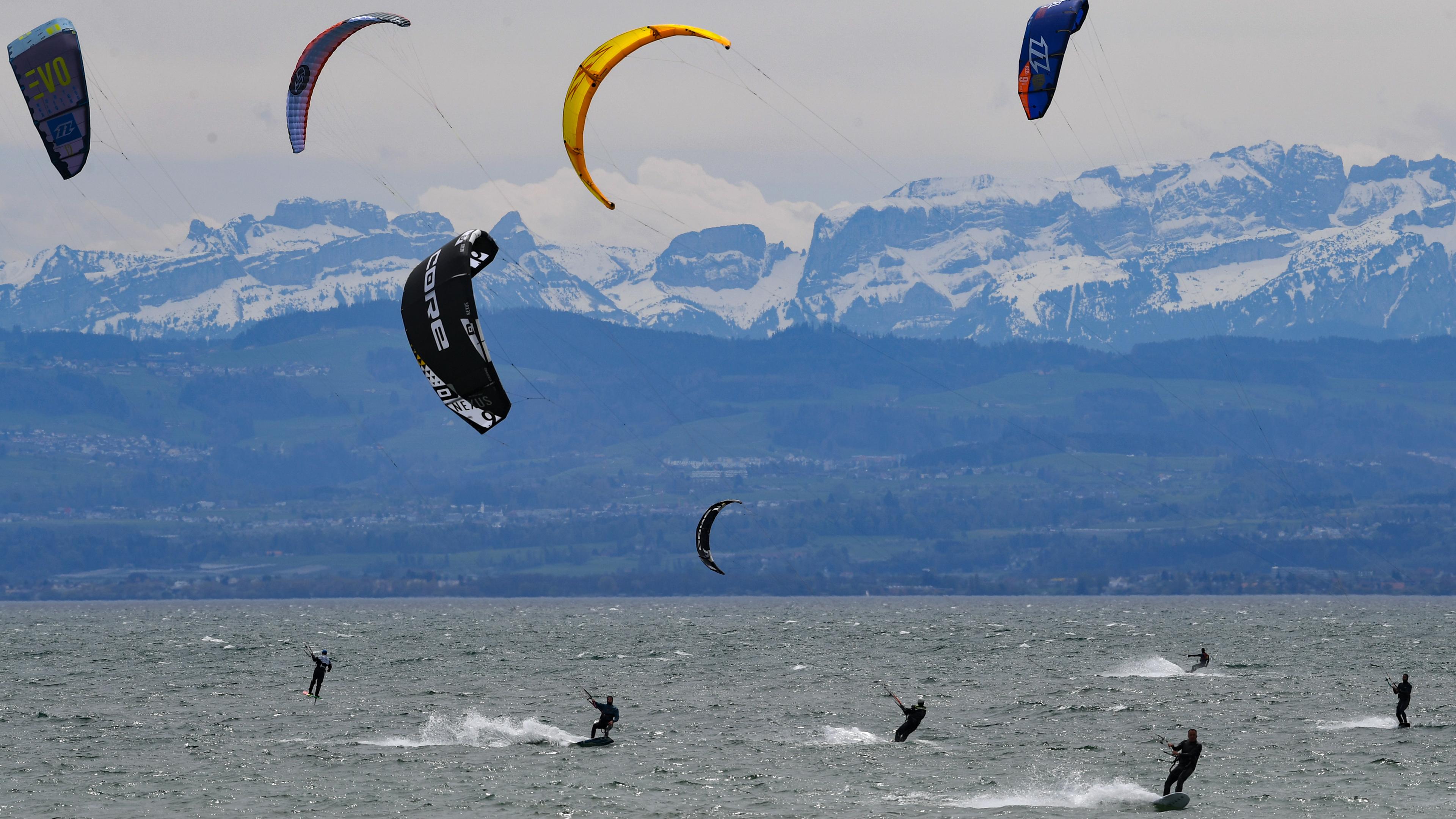 Kitesurfer auf dem Wasser