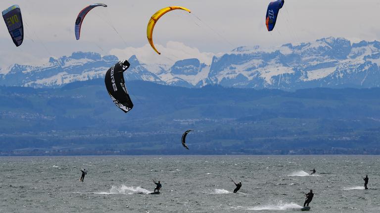 Kitesurfer auf dem Wasser