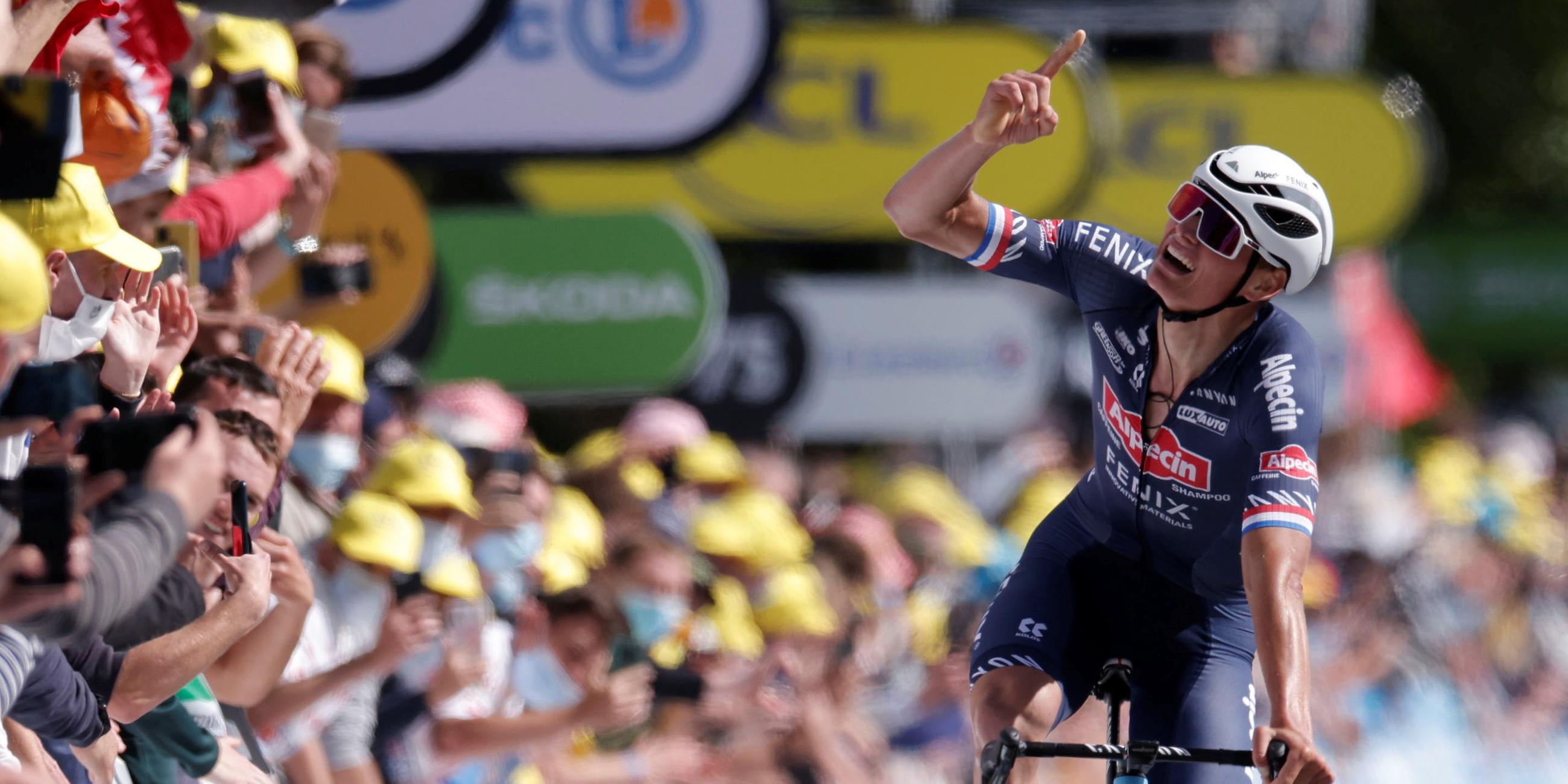 Ein niederländische Radfahrer fährt bei der zweiten Etappe der Tour de France als erster über die Ziellinie.