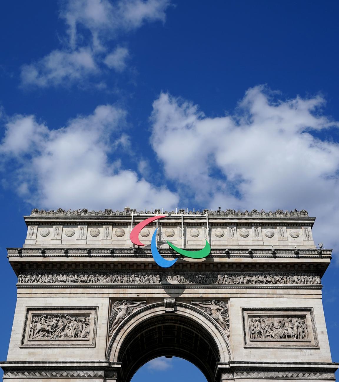 Das Paralympic Logo auf dem Arc de Triomph in Paris