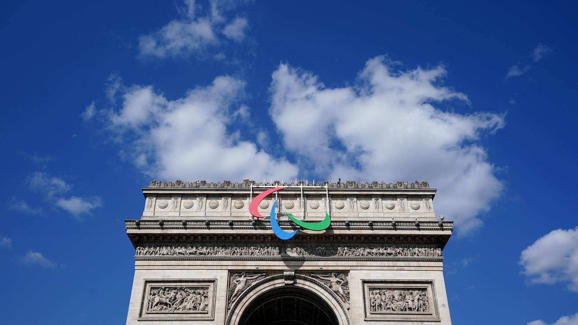 Das Paralympic Logo auf dem Arc de Triomph in Paris