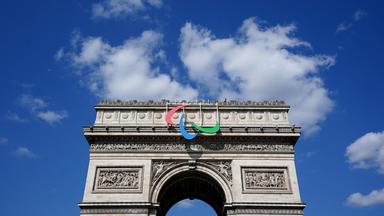 Das Paralympic Logo auf dem Arc de Triomph in Paris