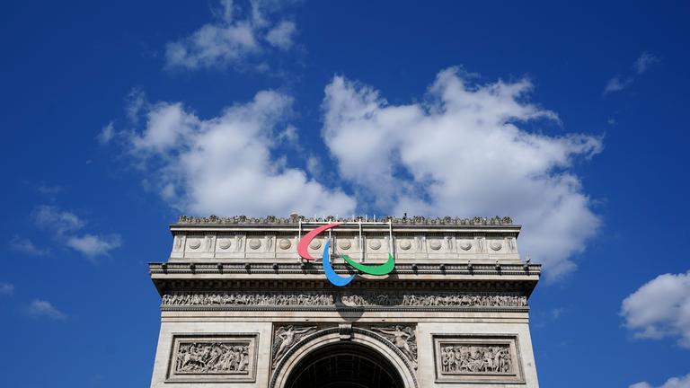 Das Paralympic Logo auf dem Arc de Triomph in Paris