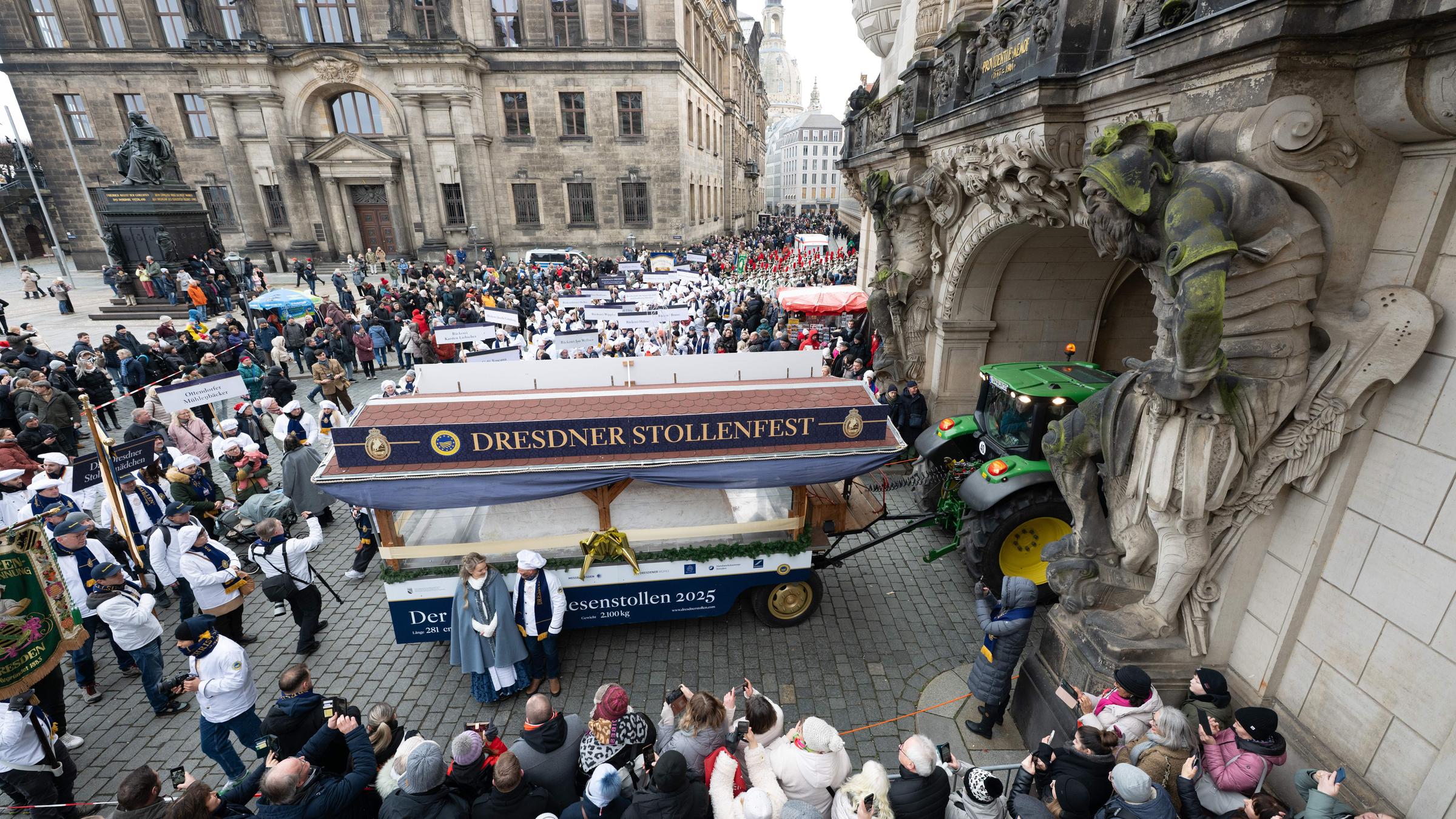 Der Riesenstollen wird beim Festumzug zum Dresdner Stollenfest am Fürstenzug vor der Frauenkirche den Besuchern präsentiert.