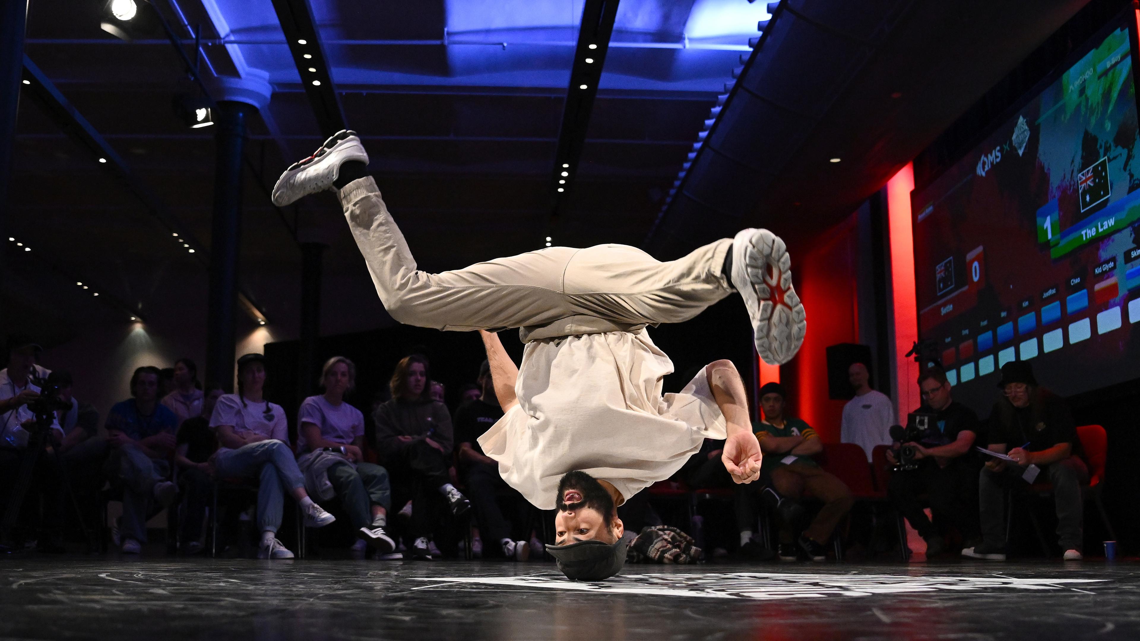 Breakdancer tanzt bei dem Wettbewerb