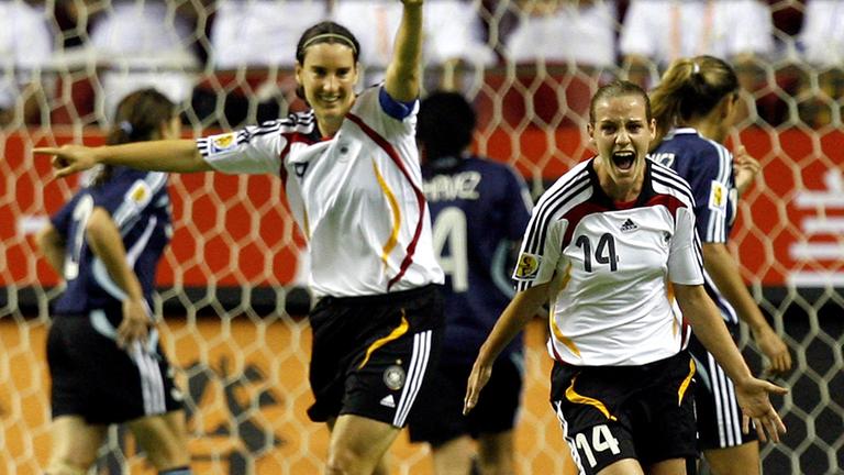 Nach einem Tor gegen Argentinienh jubeln die zwei Spielerinnen.