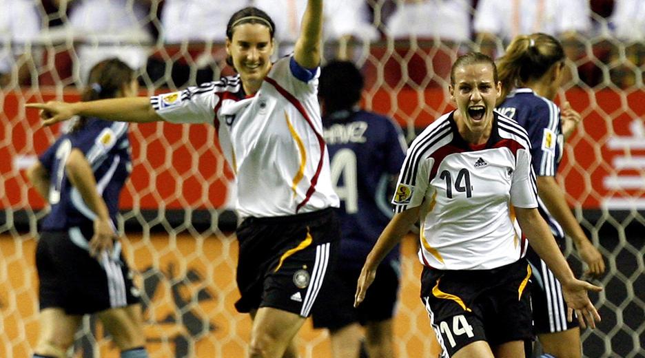 Nach einem Tor gegen Argentinienh jubeln die zwei Spielerinnen.
