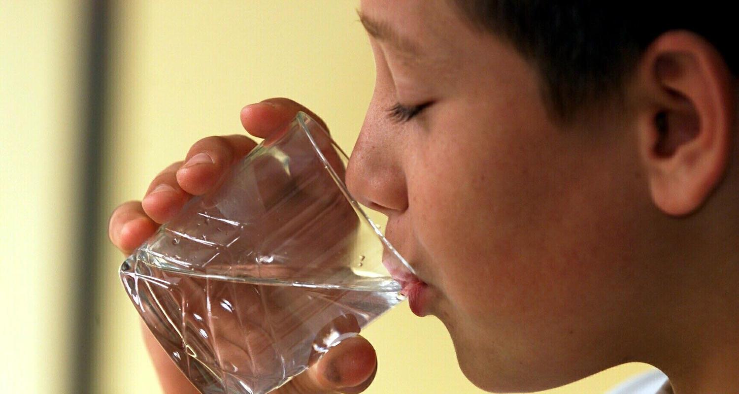 Junge trinkt Wasser