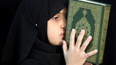 Mädchen mit Koran