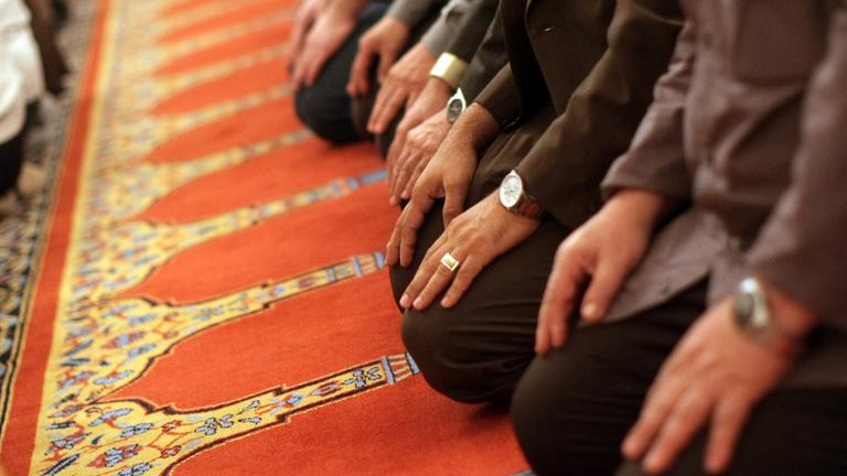 Männer beten in Moschee