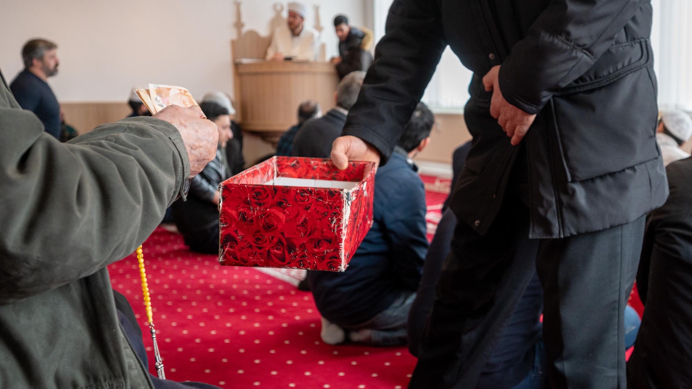 Muslime in Moschee in Deutschland sammeln Geld für Erdbebenopfer