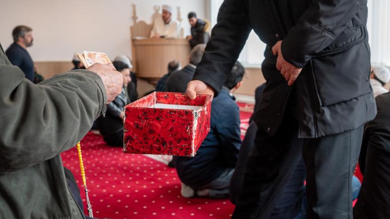 Muslime in Moschee in Deutschland sammeln Geld für Erdbebenopfer